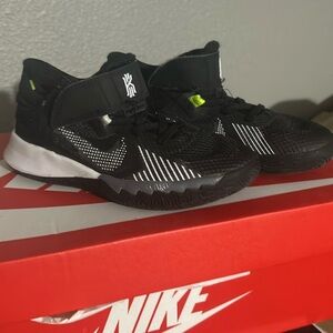 Boys Kyrie Fly Trap Basketball shoes